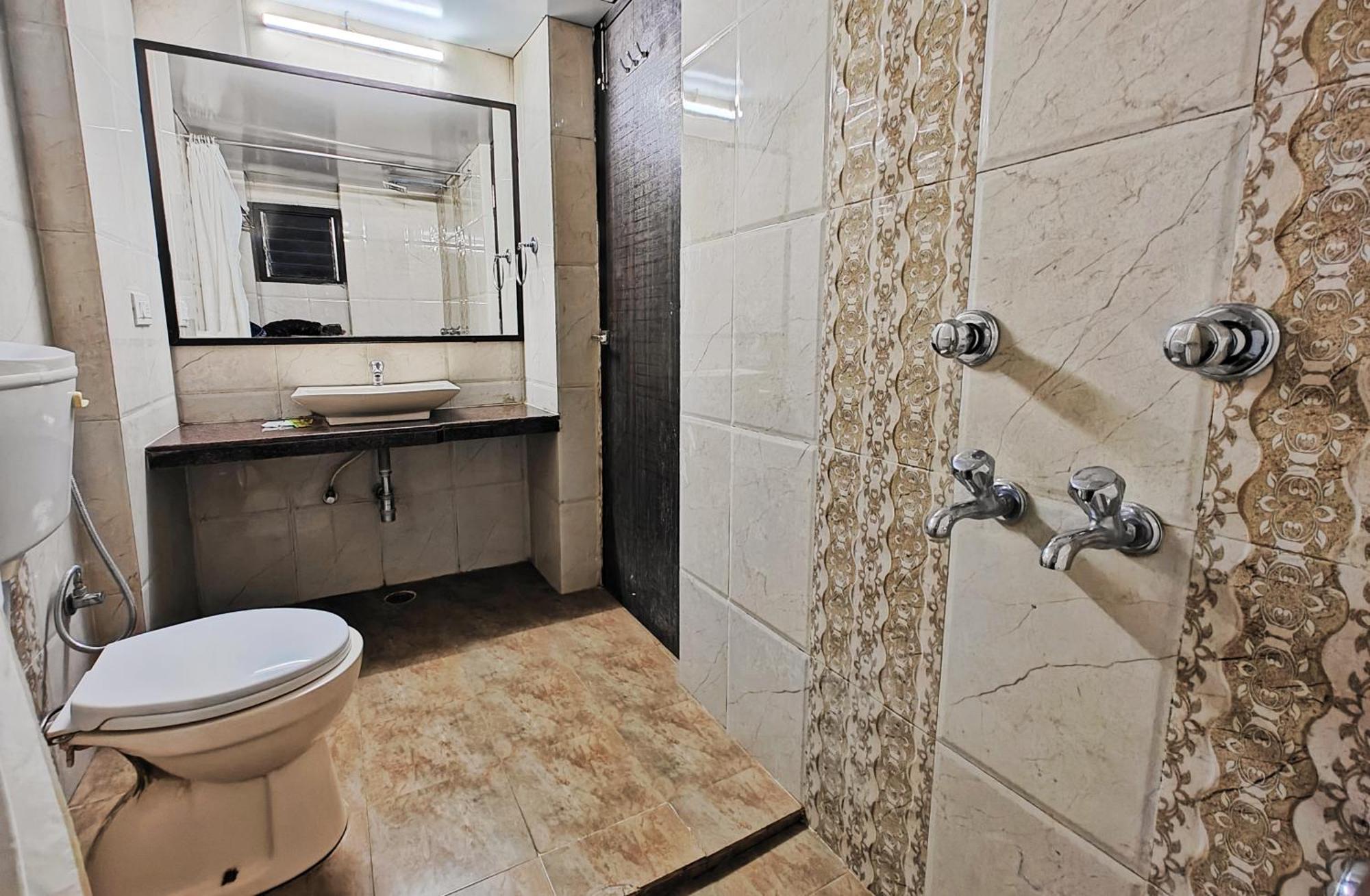 Hotel Saraswati Abu Zewnętrze zdjęcie