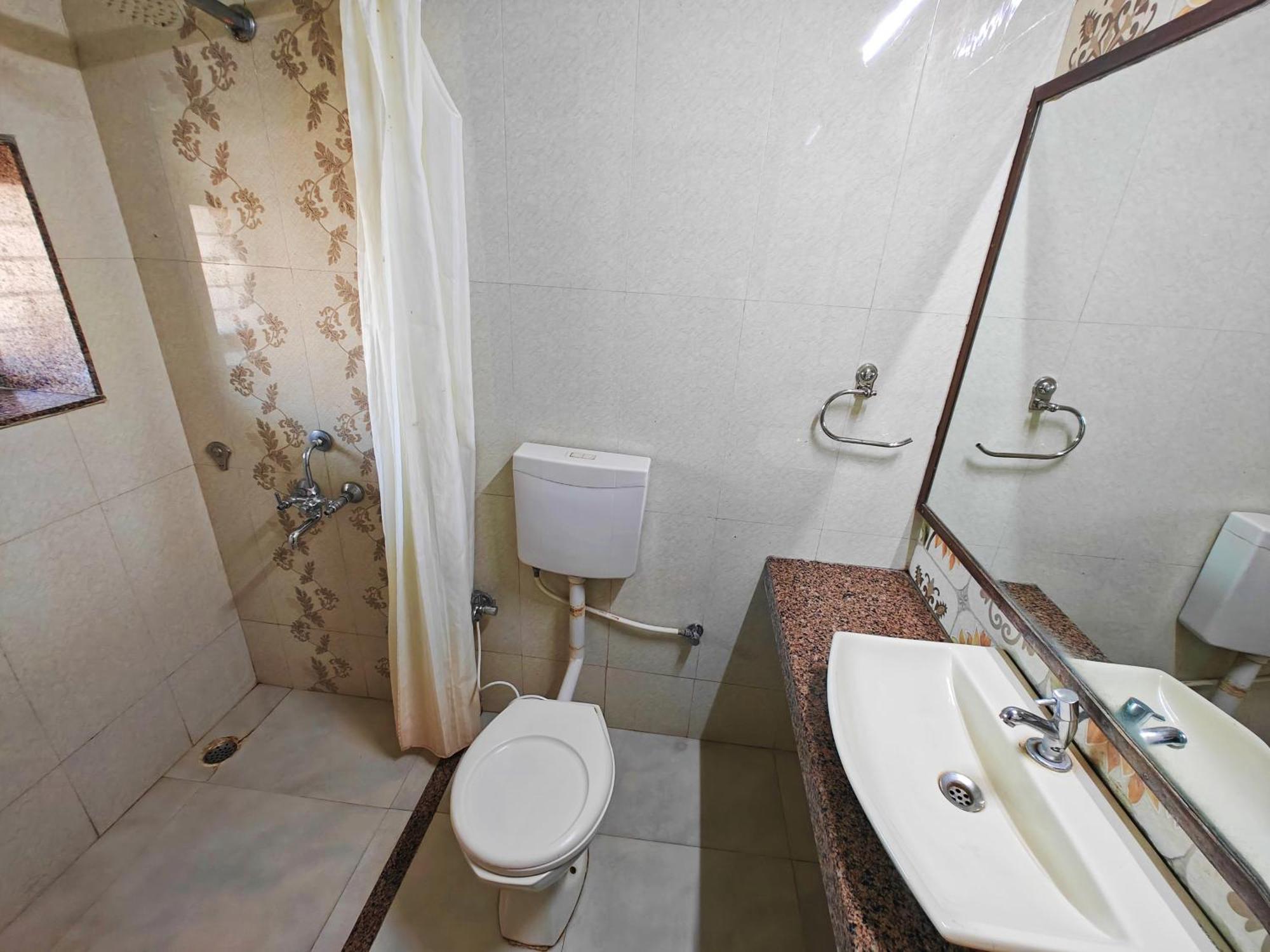 Hotel Saraswati Abu Zewnętrze zdjęcie