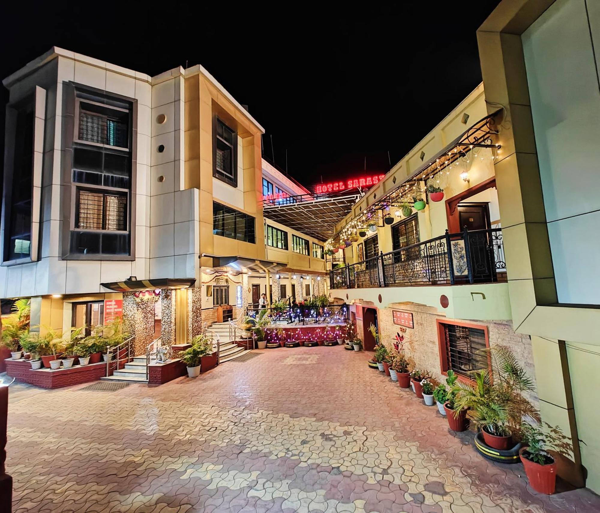 Hotel Saraswati Abu Zewnętrze zdjęcie
