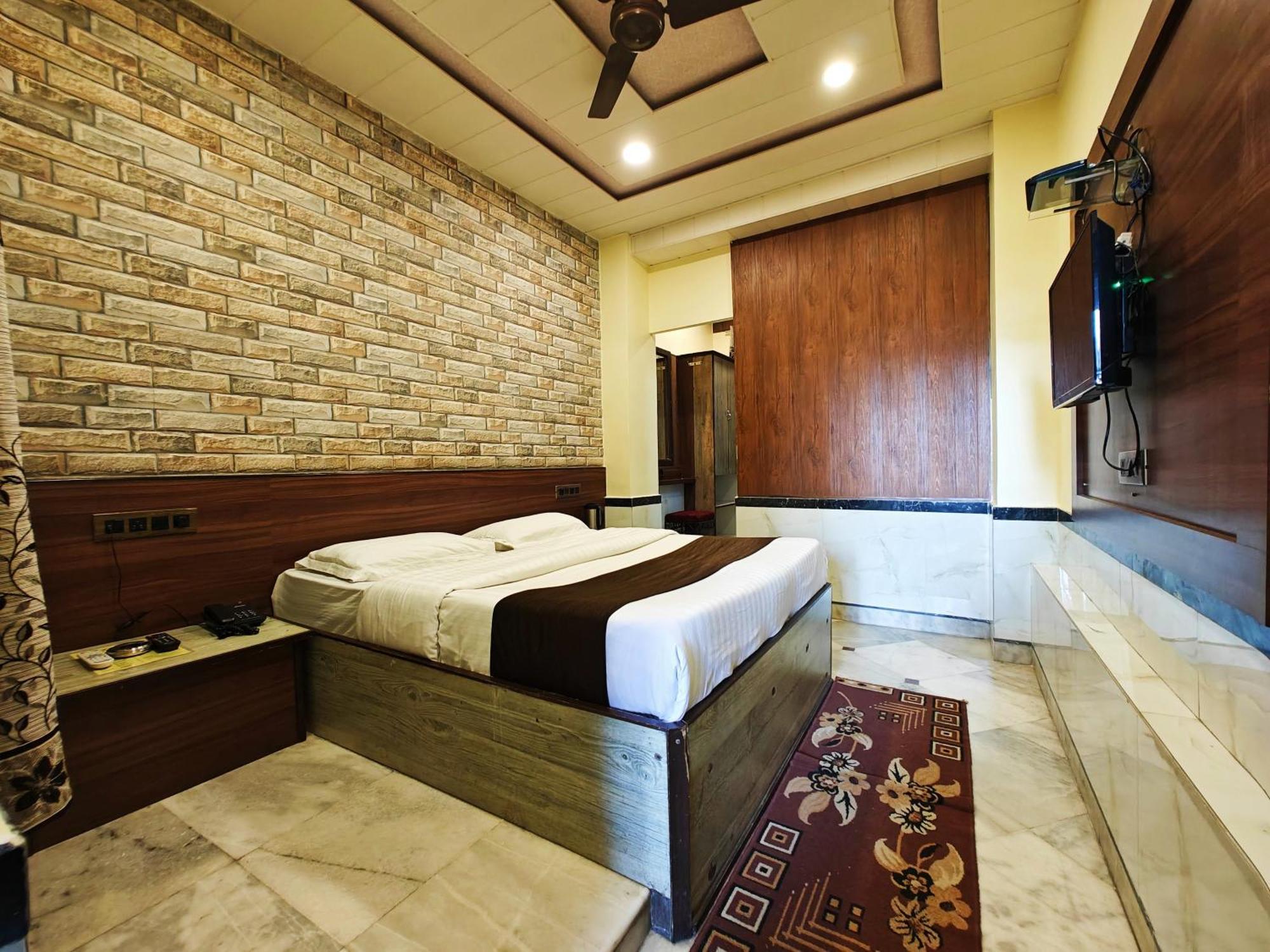 Hotel Saraswati Abu Zewnętrze zdjęcie